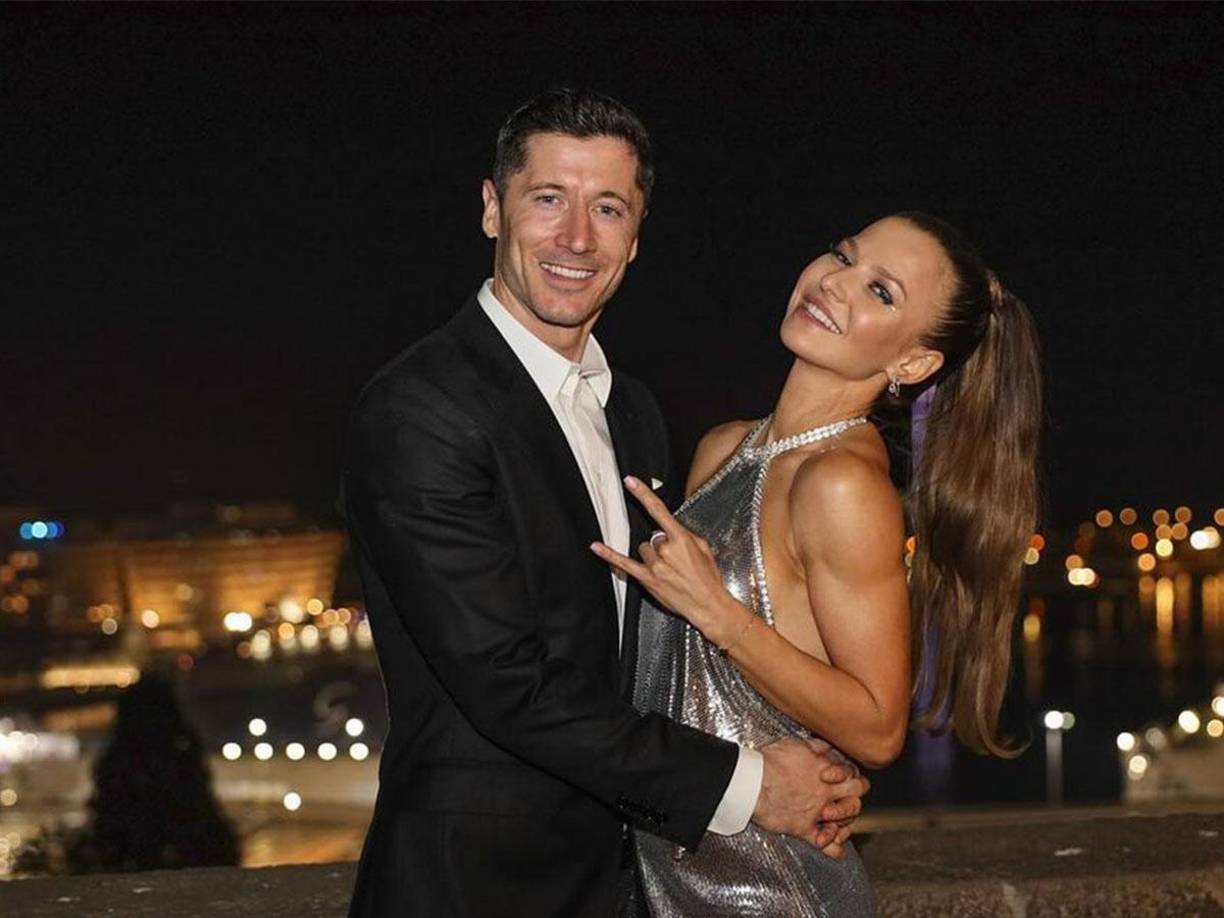 Robert Lewandowski: Delantero polaco del Barcelona junto a su esposa.