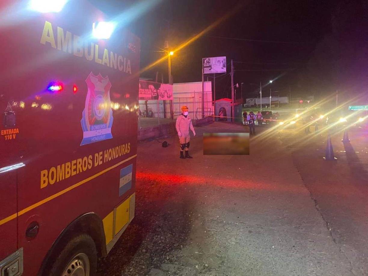 El joven no sobrevivió a las heridas y su cuerpo quedó tendido junto al casco, mientras que los agresores huyeron rápidamente de la escena del crimen. La policía local aún no ha determinado el motivo del asesinato.