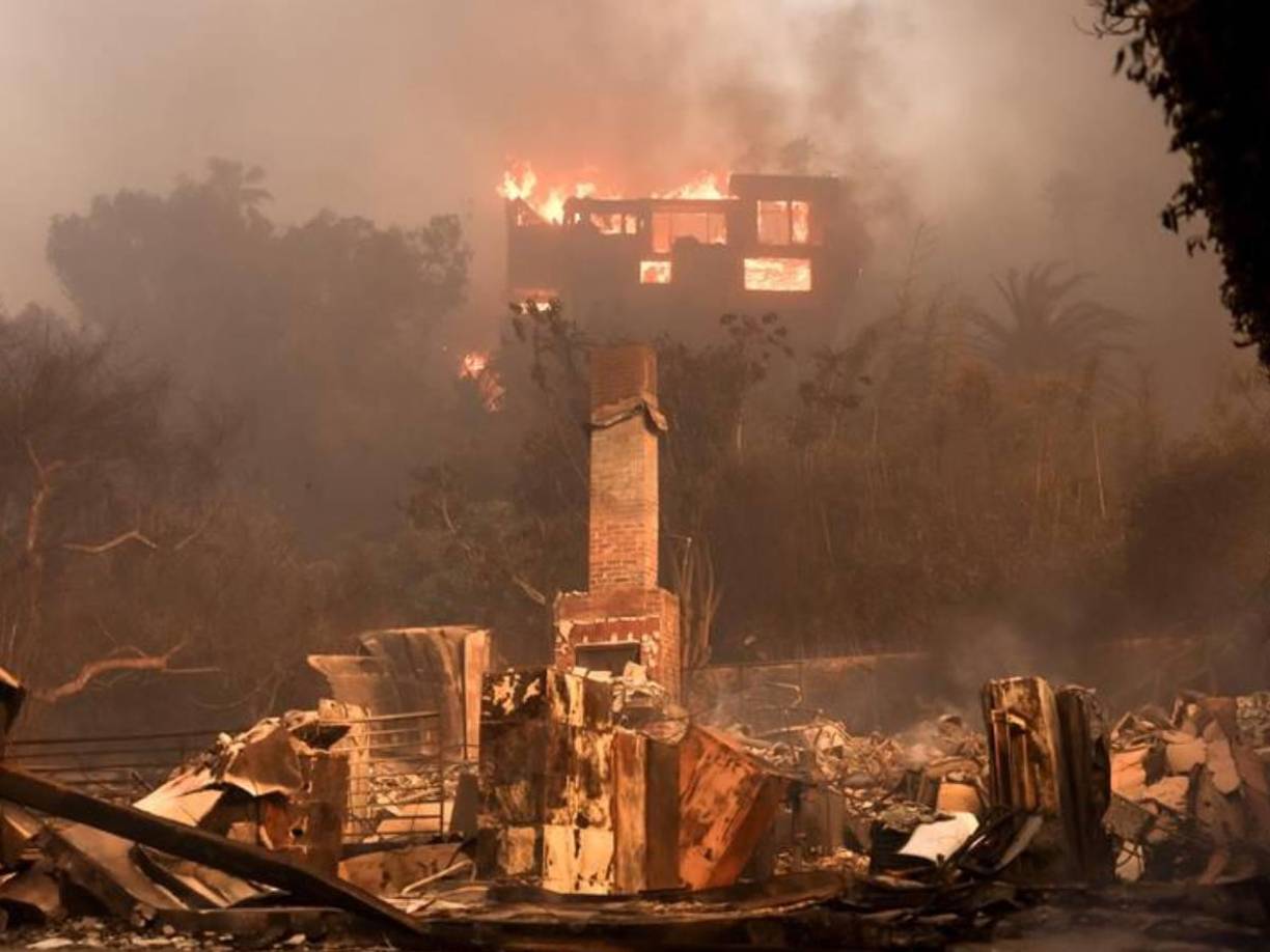 Al menos 210 bomberos han respondido con rapidez al siniestro, algunos incluso atacándolo desde el aire, según dijo al medio ABC la jefa del Departamento de Bomberos de Los Ángeles, Kristin Crowley.