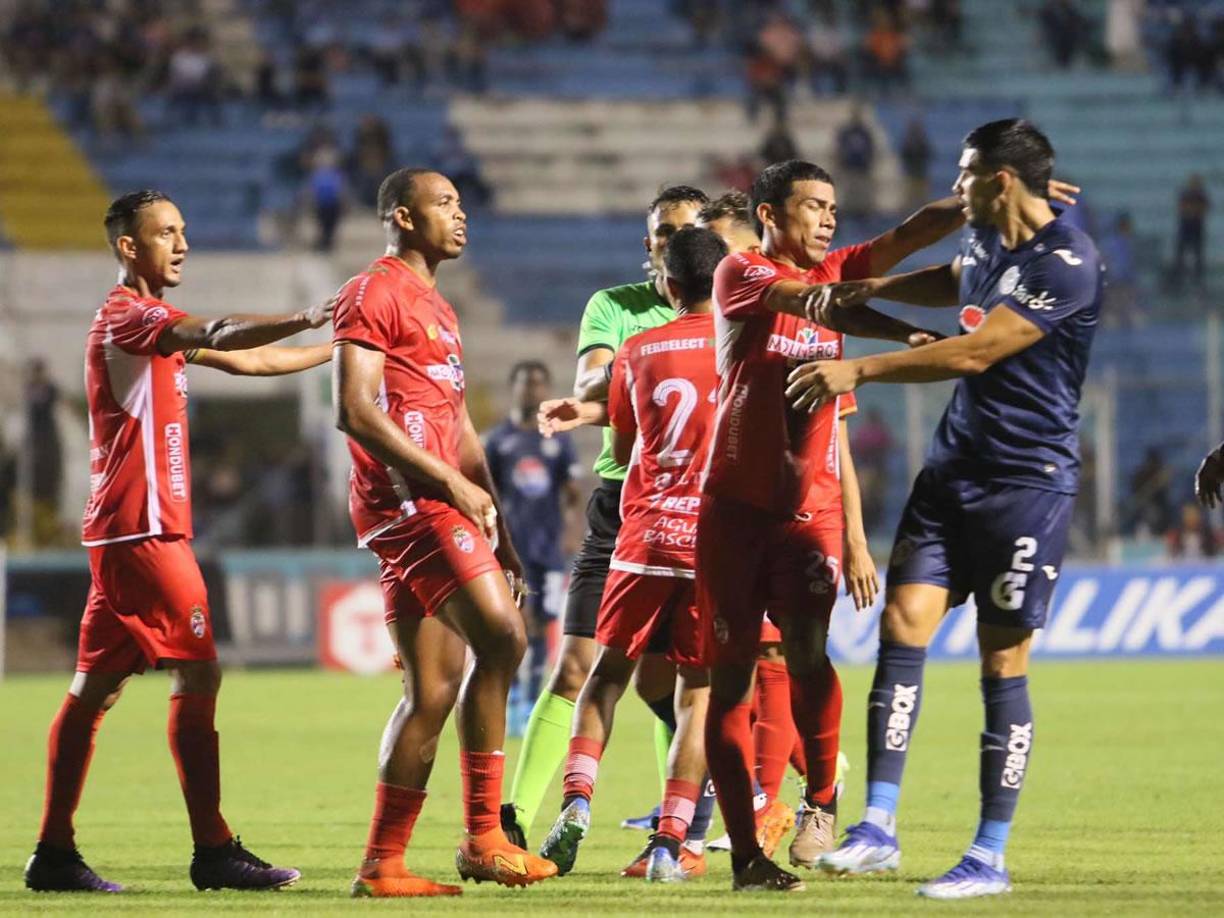 El uruguayo Sebastián Cardozo fue el más molesto y se armó la bronca con los jugadores de la Real Sociedad.