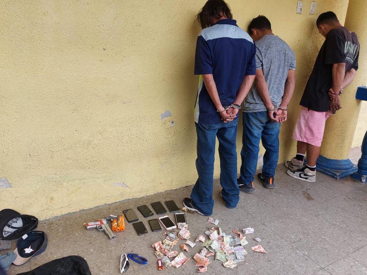  Según los afectados, los supuestos responsables iban a bordo de la unidad intimidando a los ocupantes, con armas de fuego de juguete.