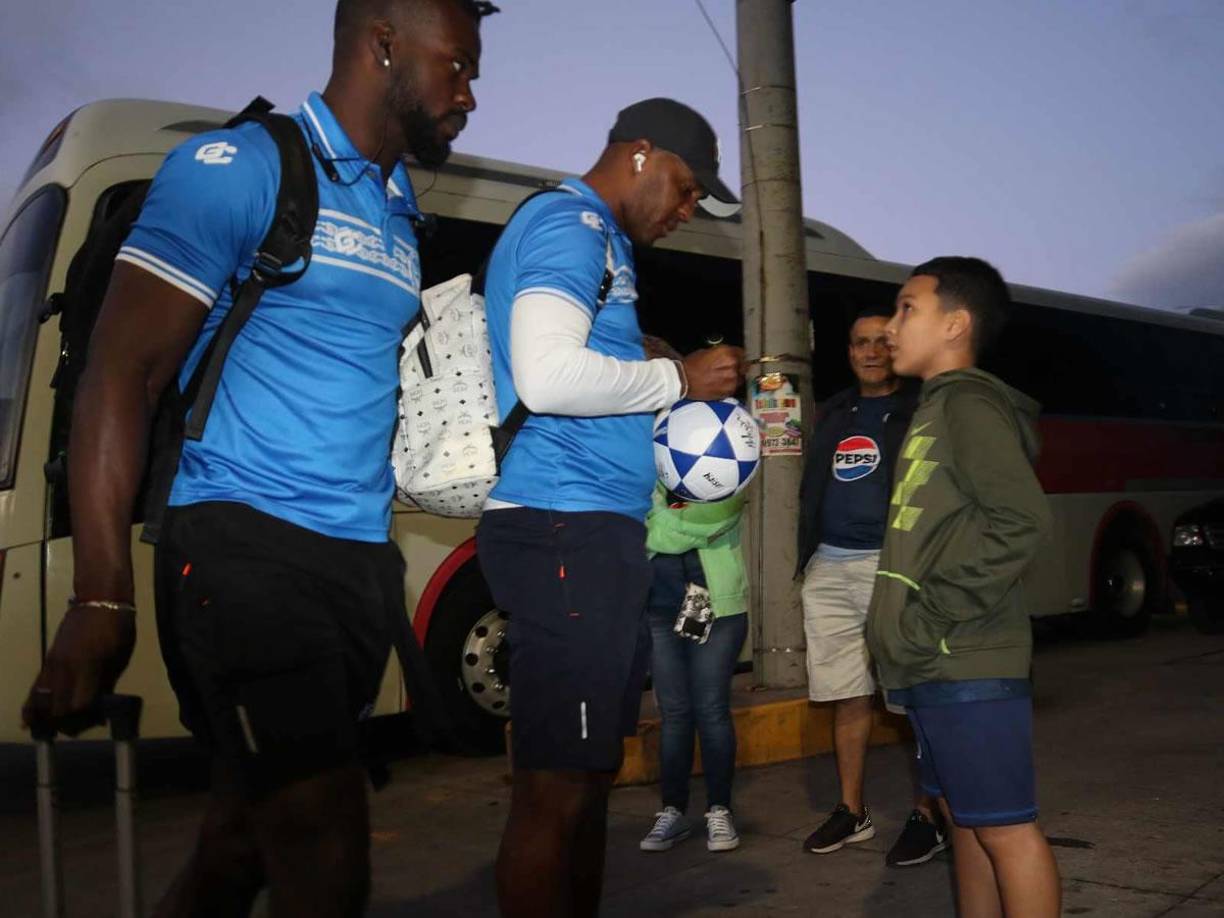 Brayan Beckeles, del Victoria, firmó autógrafos en el balón de este pequeño aficionado.