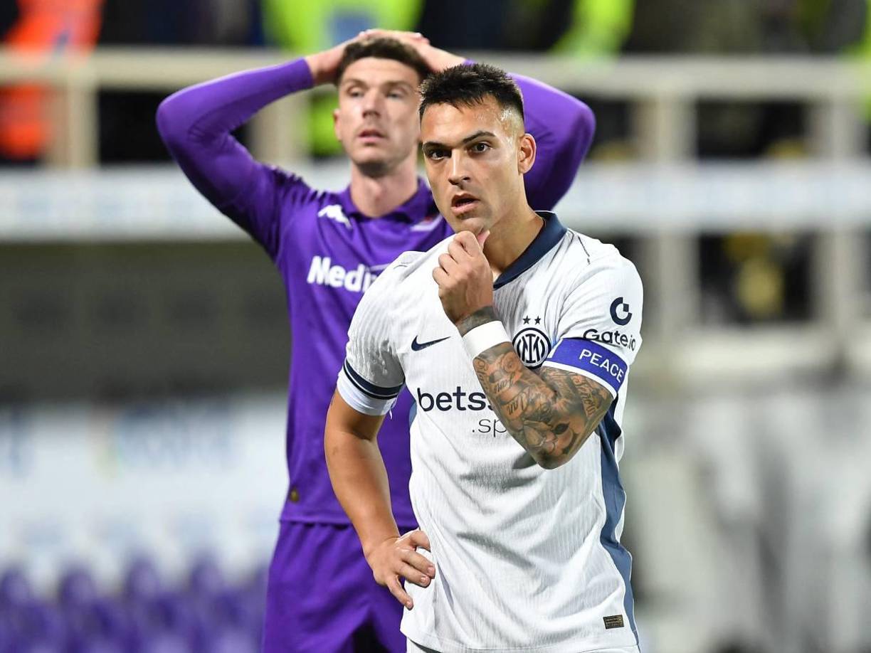 Lautaro Martínez del Inter de Milán lució triste al ver como su colega no reaccionaba tras desplomarse. 