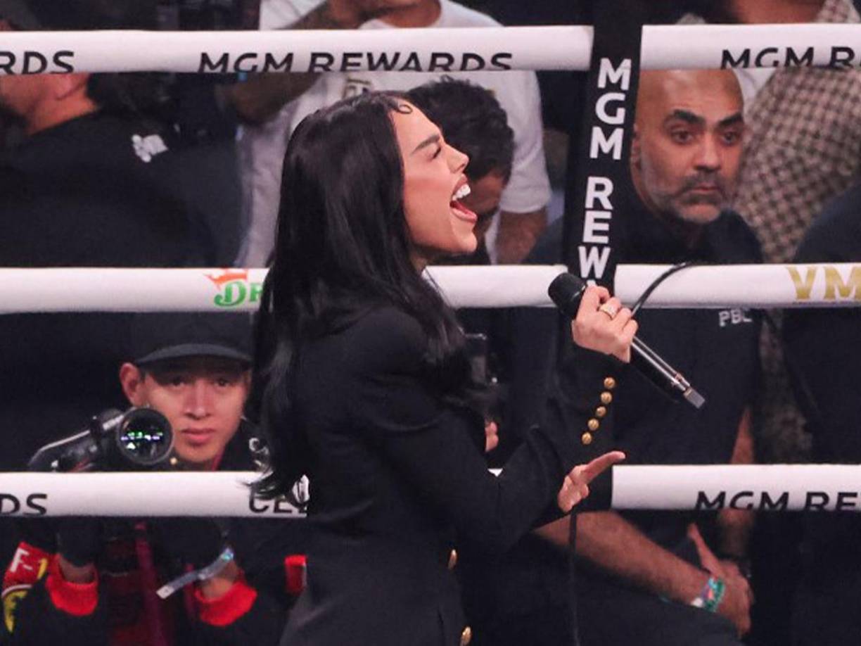 Danna Paola interpretó el Himno Nacional de México en la pelea entre Saúl Canelo Álvarez y el estadounidense Jermell Charlo.