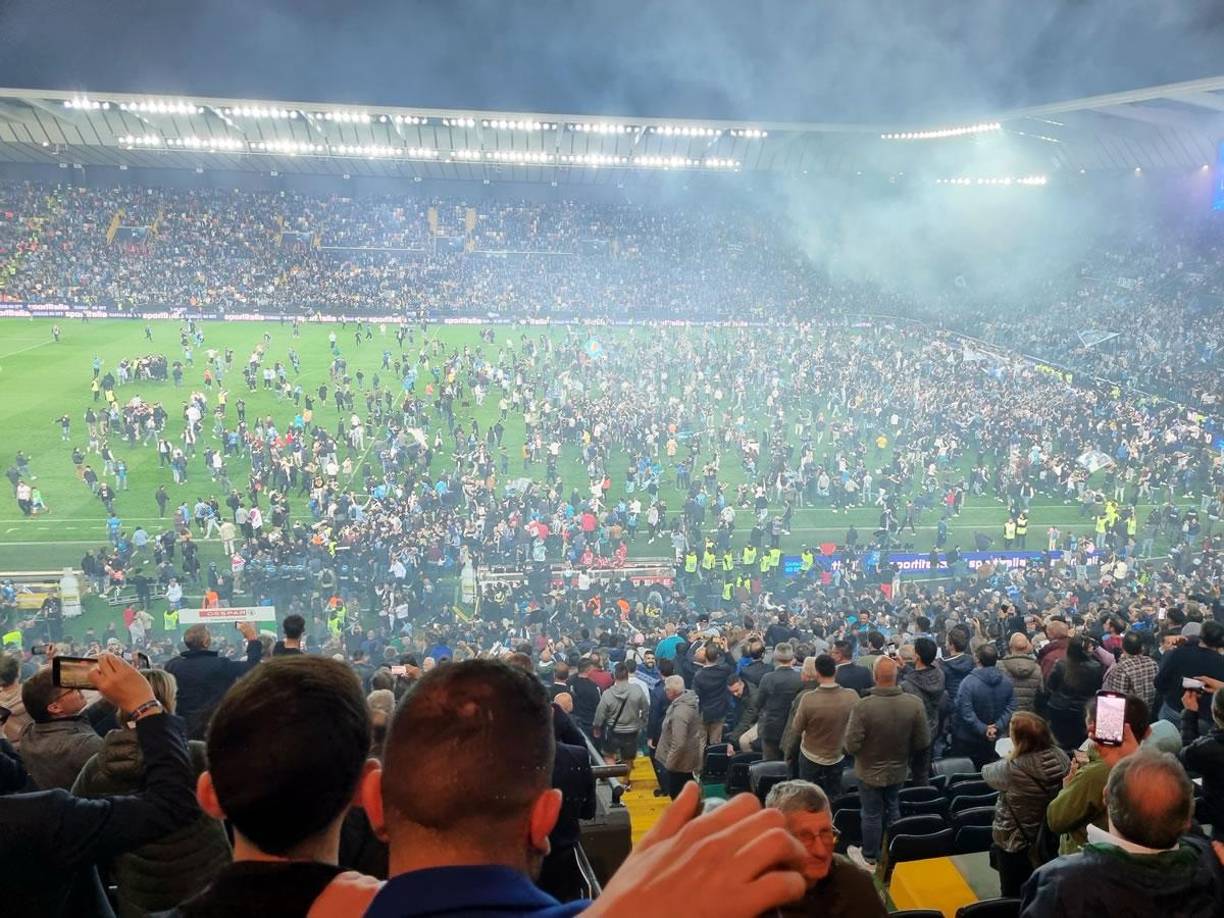 La tremenda invasión de campo de los aficionados del Napoli tras el final del partido en el Stadio Friuli de Udinese.