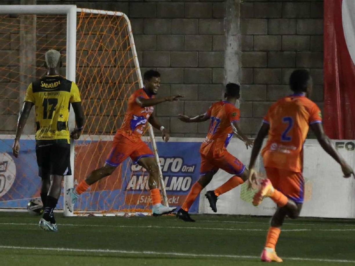 En la segunda parte, se mantuvo el empate sin goles hasta el tramo final del partido.