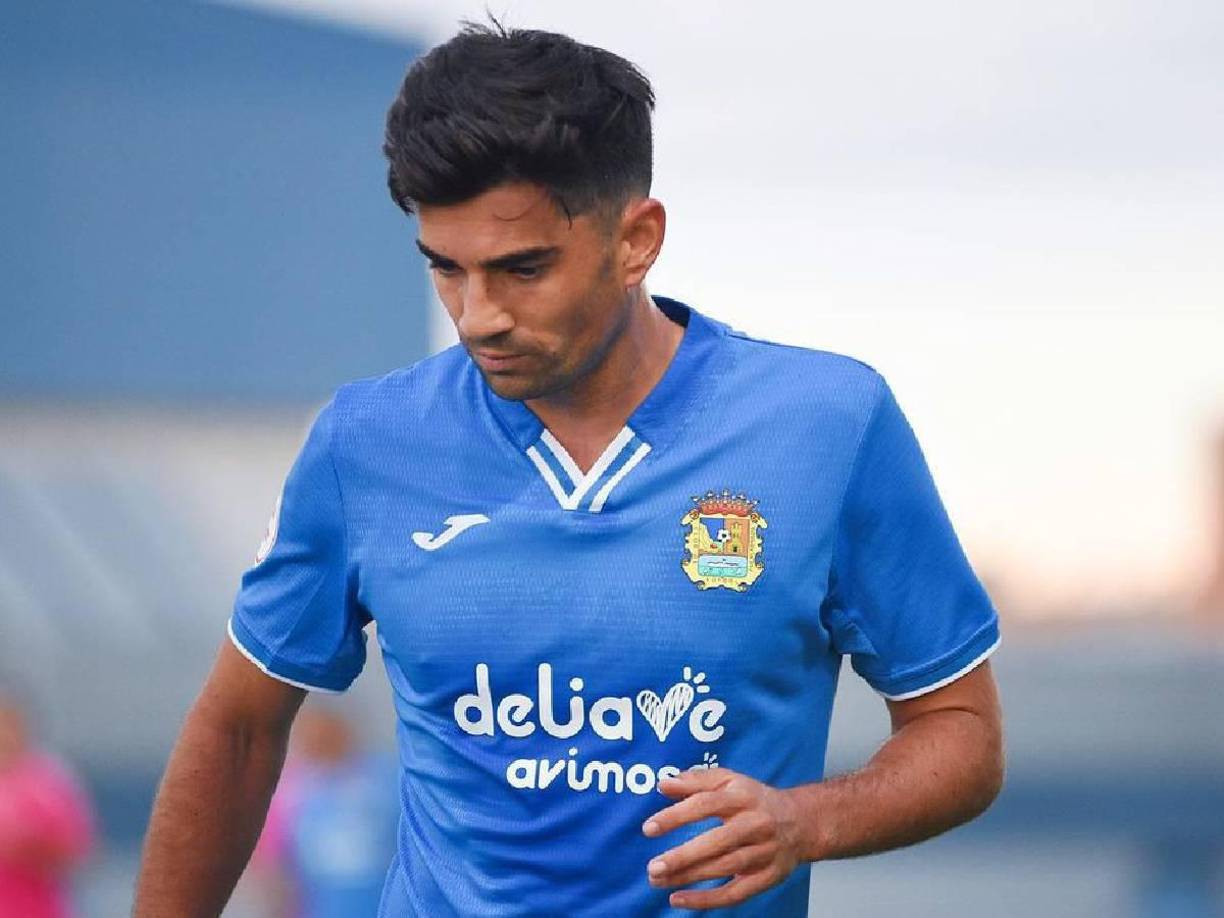 La desmotivación le ha llevado a decir adiós a su gran amor desde niño: el balón. Nunca pudo ser como su padre, una leyenda del fútbol.