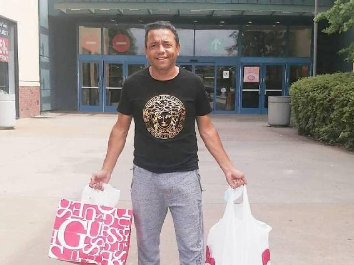 Siempre visita su pueblo natal donde comparte con sus amigos de infancia y de la comunidad.