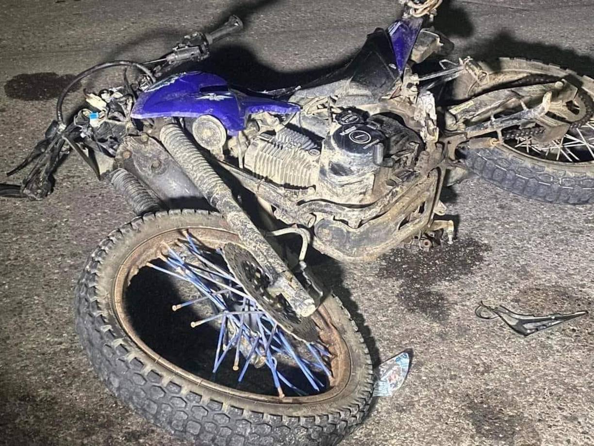 En esta motocicleta se transportaba la pareja accidentada.