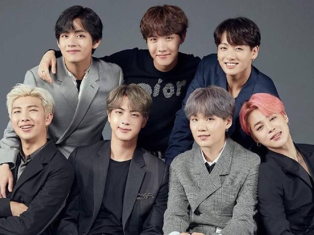 Originalmente el nombre de<b> BTS</b> era solo un acrónimo de Bangtan Sonyeondan, que se traduce al español como “chicos a pruebas de balas”, pero luego de unos años adquirieron otro significado por el que se les conoce como <b>Beyond The Scene</b>.