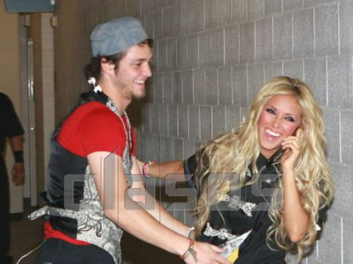  “Se compró su patineta. Yo en esa época usaba los tenis así horribles, gigantescos y los jeans así super cholos y me acuerdo que estábamos en Canadá filmando el video de “Sálvame” y se vestía así, no sentí que era natural, no siento que le gustaba, pero el amor hace que hagas cosas que nunca esperas que harías. Se iba conmigo a patinar, no era su naturaleza, pero lo intentó. Fue muy bonita relación”, recordó con mucho cariño.