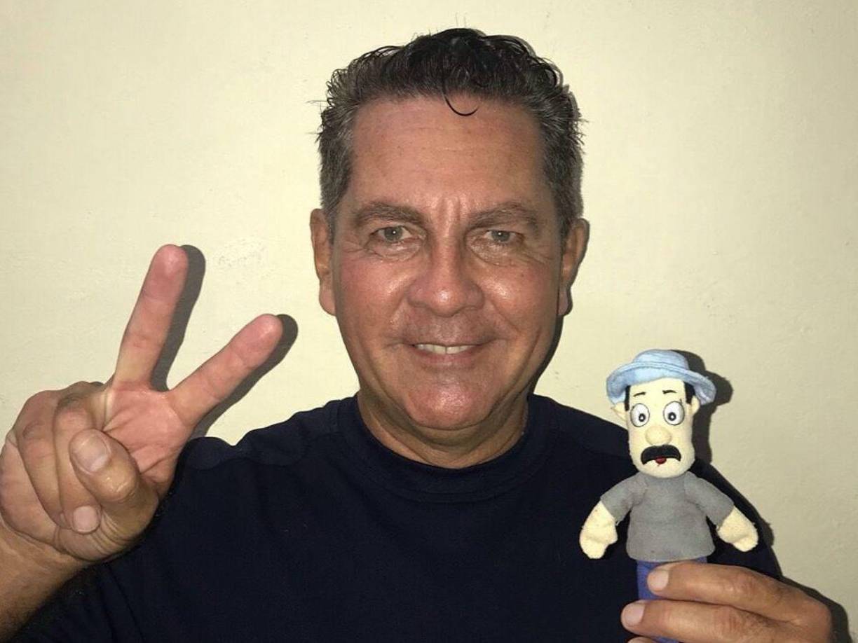 “A mi papá le detectan cáncer en 1985. La operan, le quitan tres cuartas partes de su estómago y le dan seis meses de vida. Mi papá tenía 62 años. Nosotros, como familia, decidimos no decirle eso ni darle quimioterapia. Vivió tres años y medio más”, compartió su hijo Esteban.