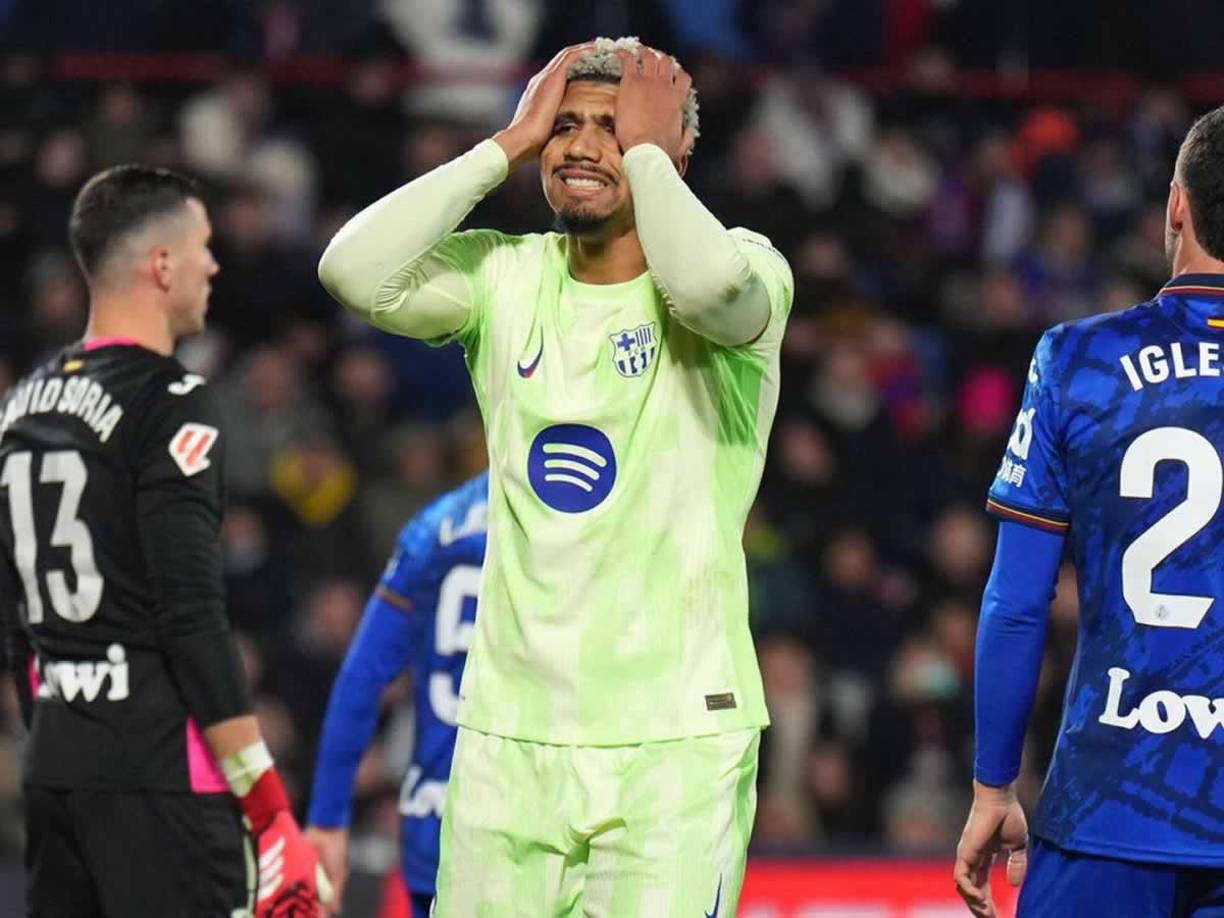 Ronald Araújo, titular ante Getafe, se lamenta por una ocasión desperdiciada del Barcelona.