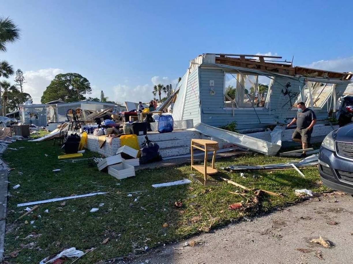 La Patrulla de Carreteras de Florida publicó en Twitter un video en el que se ve un tornado cruzando la transitada Interestatal 75 e informó de que un gran camión se volcó en mitad de la carretera, aunque el conductor solo sufrió heridas leves.