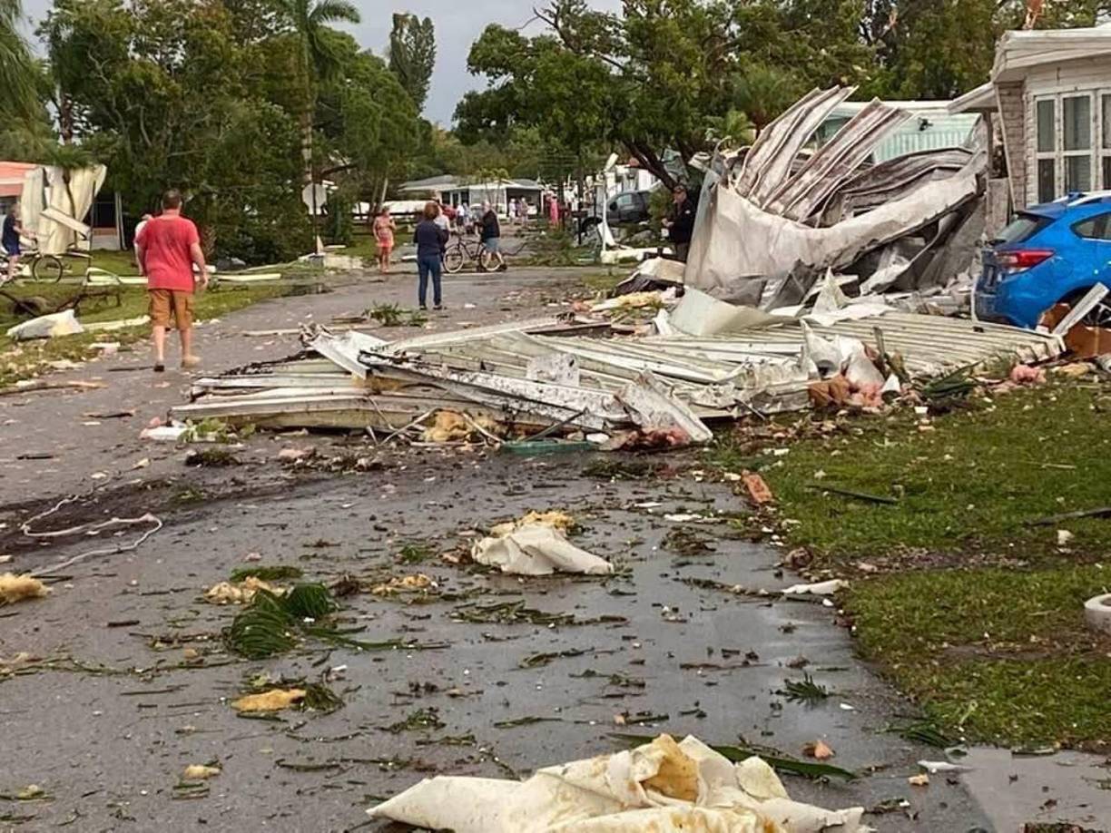 Las autoridades del condado de Lee indicaron que 28 casas fueron dañadas y que al menos 62 quedaron inhabitables tras el paso de un tornado en la mañana del domingo.