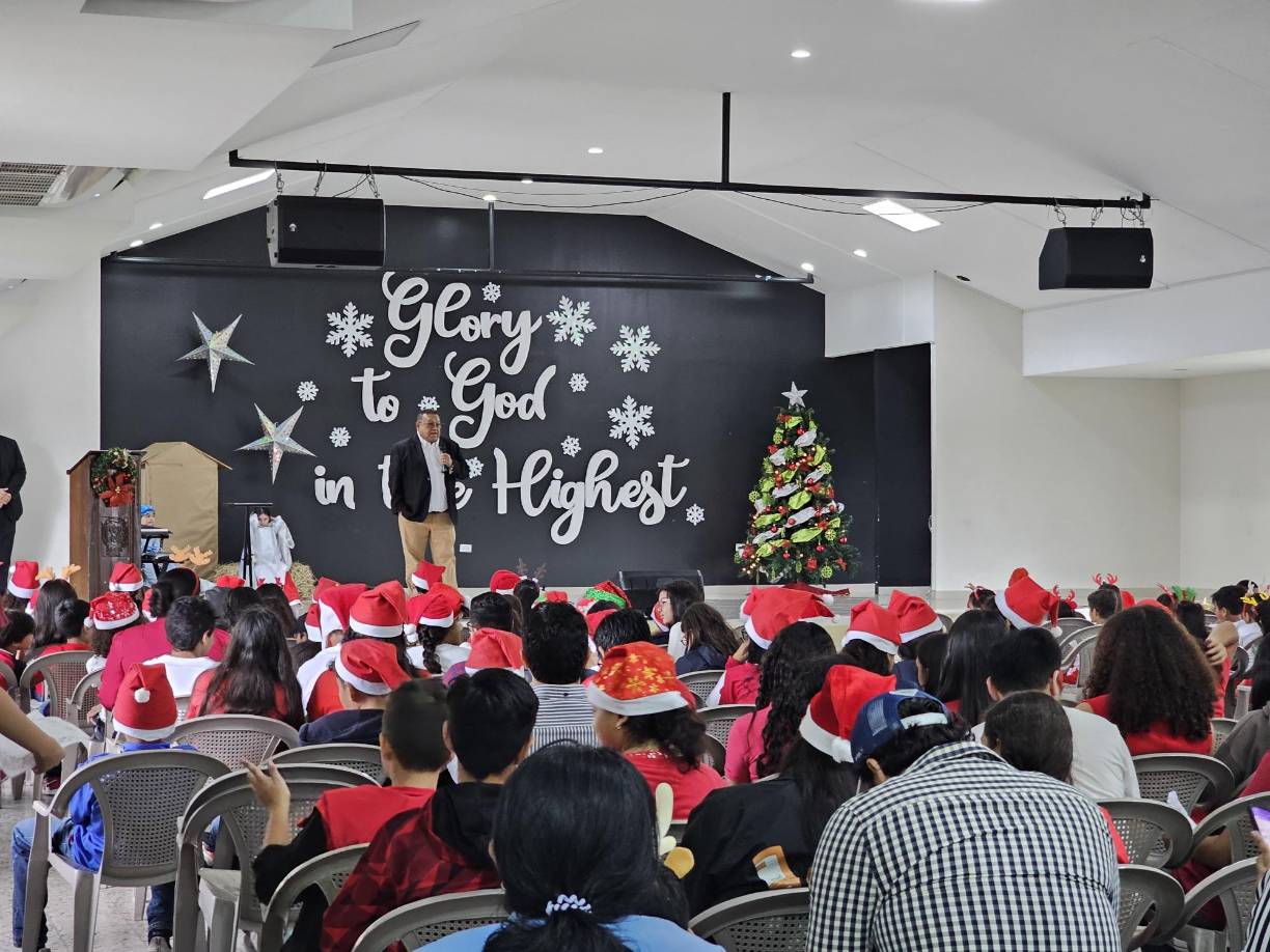 El rector del centro educativo, Donald Velásquez, en sus palabras agradeció y felicitó a la comunidad vicentina por cumplir con su año lectivo de forma exitosa. También les deseó una felices fiestas y que no olviden compartir con los más necesitados.