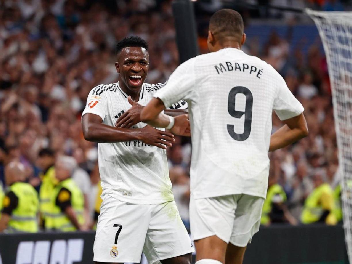 El festejo que ya se está haciendo común. Vinicius haciendo la celebración de Mbappé junto a él. 