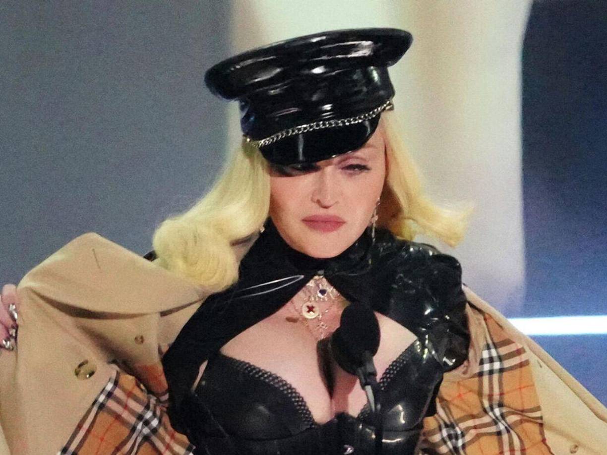 “Pero en estas circunstancias necesitamos pausar todos los compromisos, lo que incluye su gira. Compartiremos mayores detalles cuando los tengamos, incluyendo la nueva fecha de inicio del tour y de las presentaciones reagendadas”.