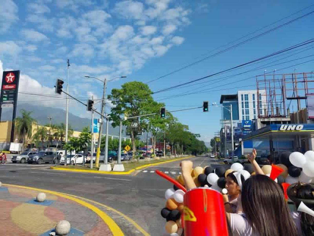 Con algarabía y júbilo, los futuros graduandos recorrieron la Avenida Circunvalación. 