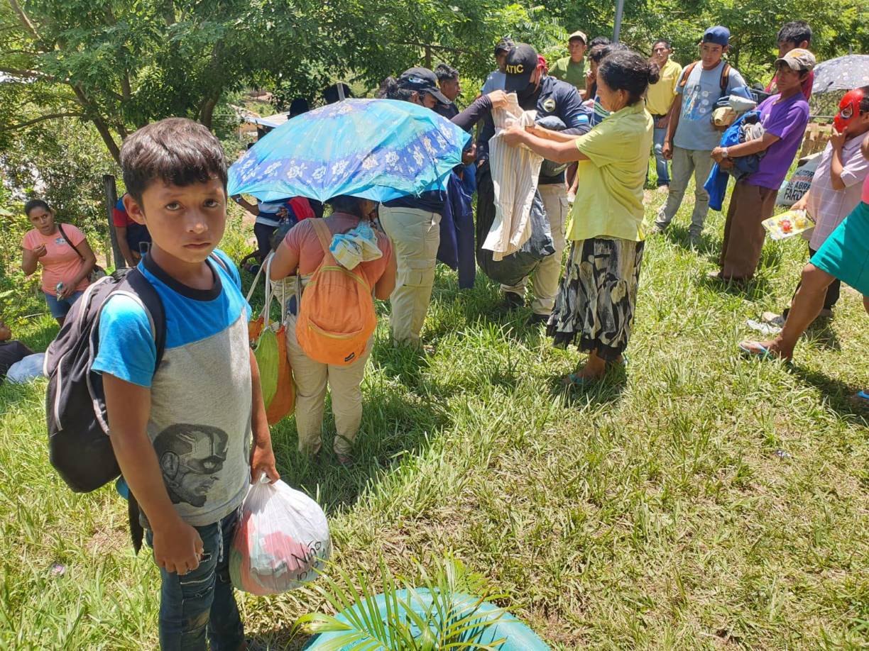 También, alrededor de 100 familias tolupanes fueron beneficiadas con víveres, ropa, entre otros; todo ello a raíz de la campaña de donación y recolección que realizaron los agentes.