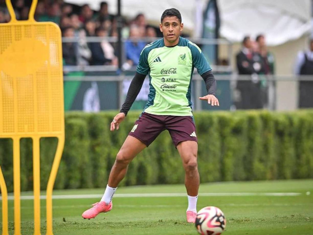 Volantes: Entrando al mediocampo, Luis Romo (Cruz Azul) tiene ganado su puesto en el 11 titular.