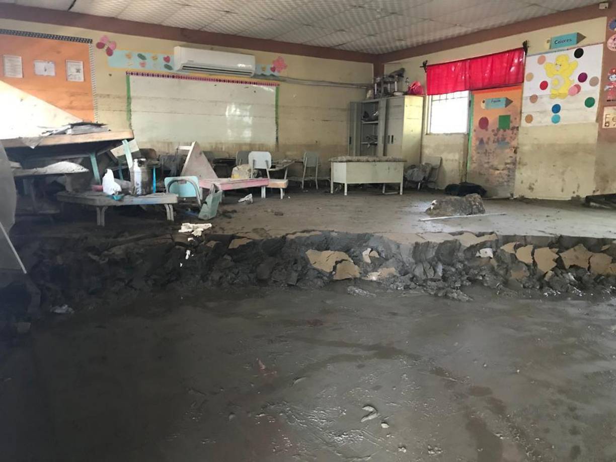 El lodo llenó las aulas y destruyó el mobiliario, el sistema eléctrico y arrancó el muro perimetral.