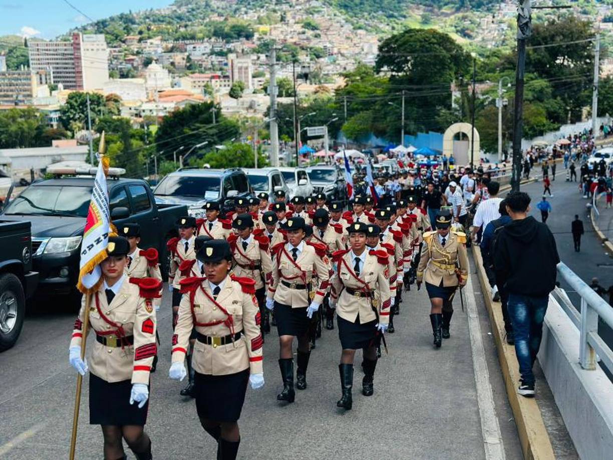 Las señoritas cadetes durante el desfile en la capital hondureña.