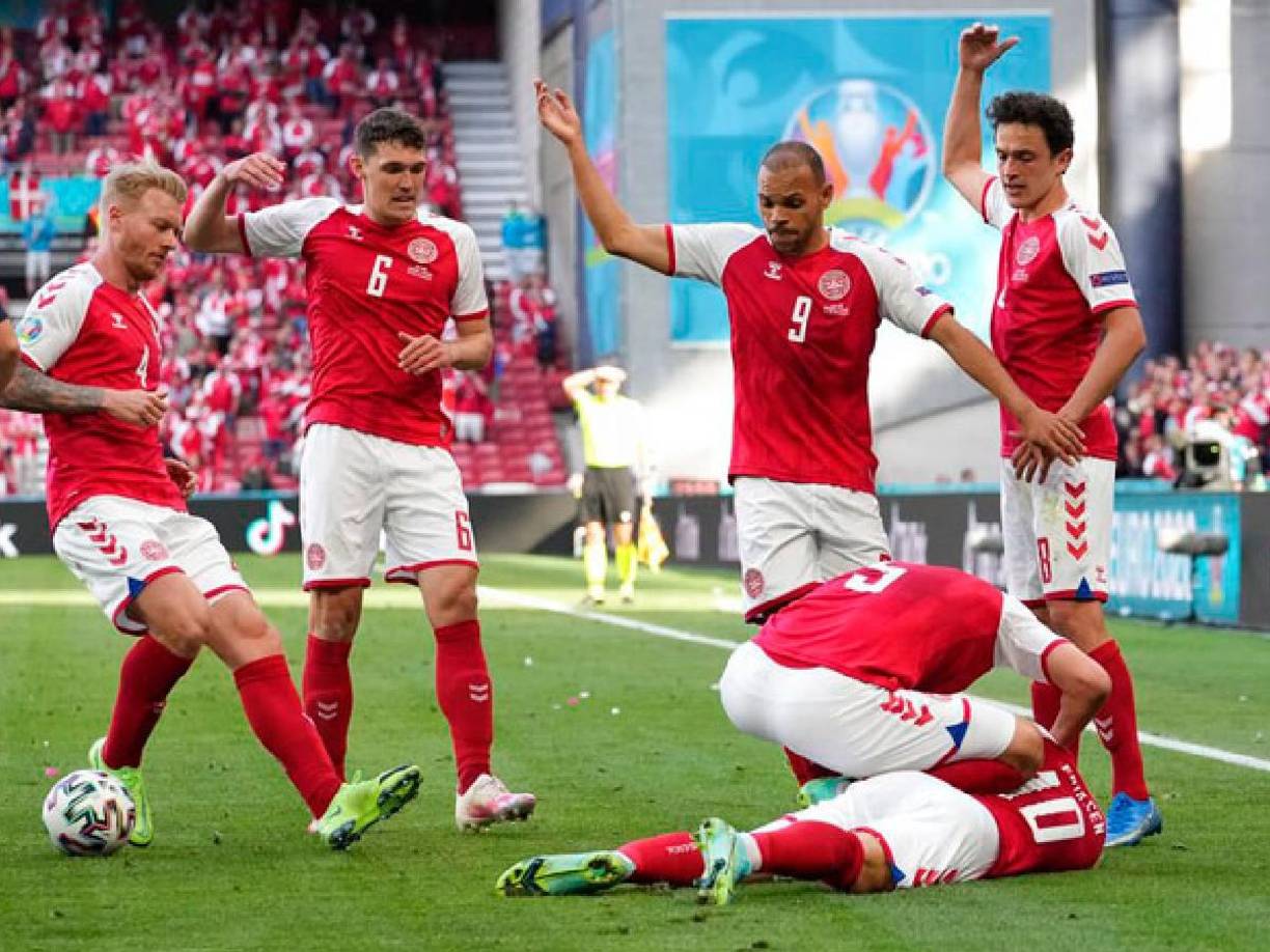 Otro de los casos fue en junio de 2021, el futbolista danés Christian Eriksen colapsó durante la primera mitad del partido de la Eurocopa 2020 entre Dinamarca y Finlandia en Copenhague. Para fortuna logró recuperarse y volver a las canchas.