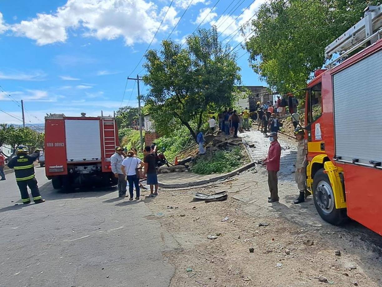 Dos mujeres y el conductor de la rastra serían las víctimas del mortal accidente. 