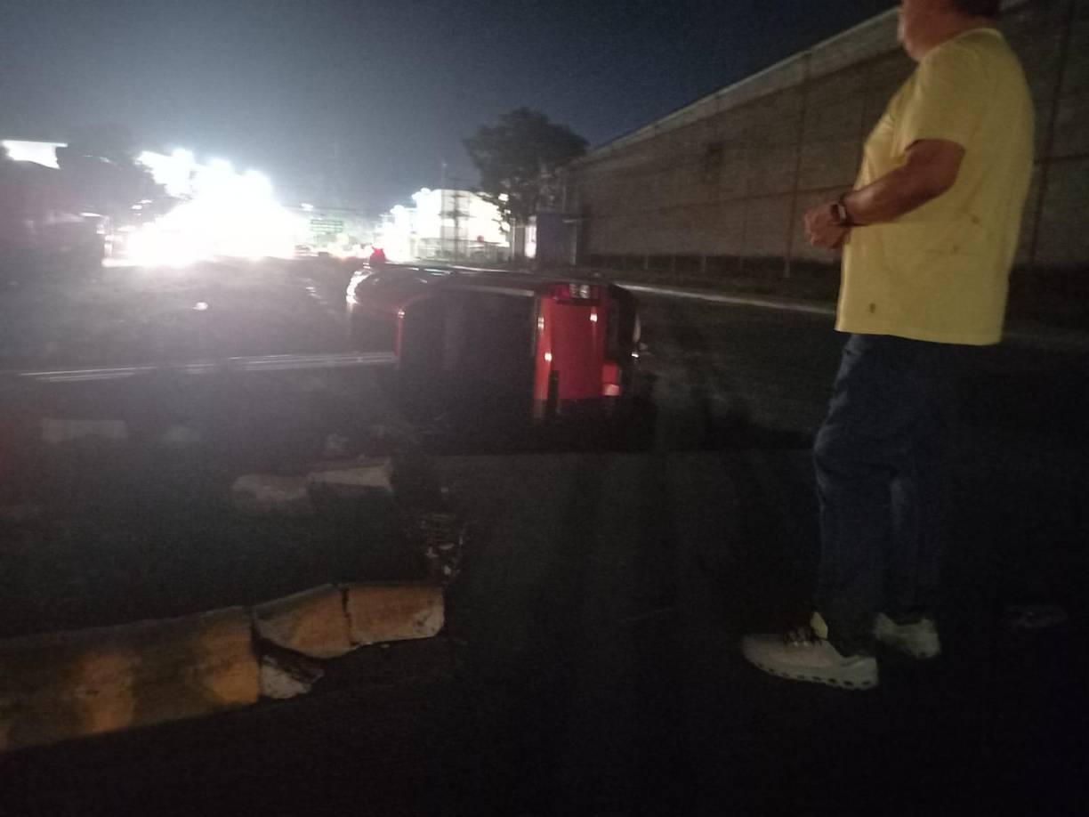 El conductor contó que él venía subiendo la 33 calle cuando hizo el retorno solo sintió que las dos llantas de su lado estaban en el aire.