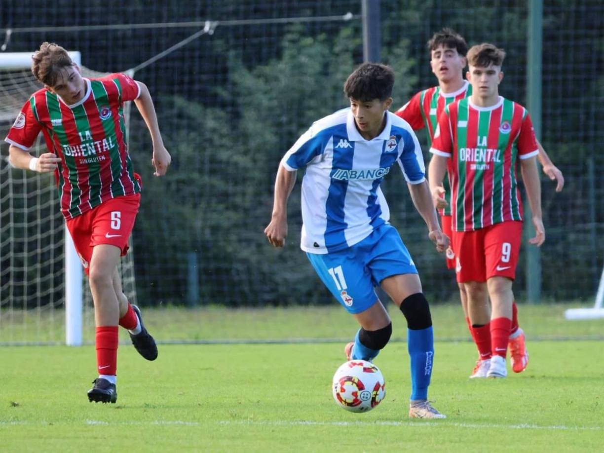 Desde muy temprano demostró su amor por el fútbol y destacó en los clubes infantiles formado en el Racing San Pedro y en el Club Deportivo Narón.