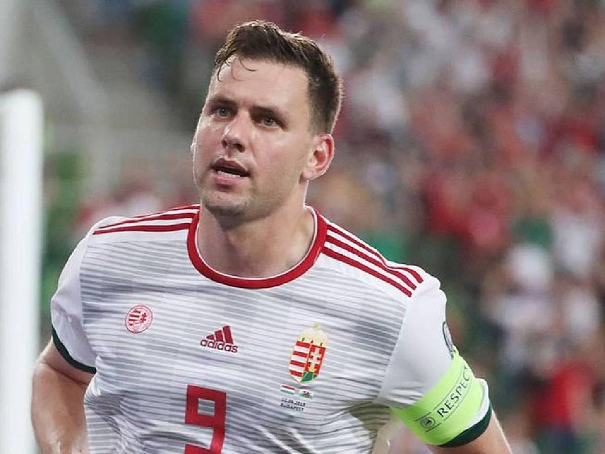 El exjugador se desplomó en los primeros minutos del partido que disputaron Países Bajos y Hungría. Fue trasladado a un hospital.