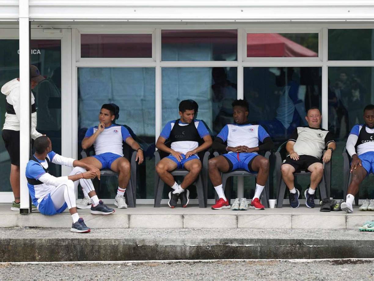 Otros jugadores, como Carlos Pineda, no entrenaron en el primer día de Eduardo Espinel. El volante recién llegó de su luna de miel tras casarse en diciembre.