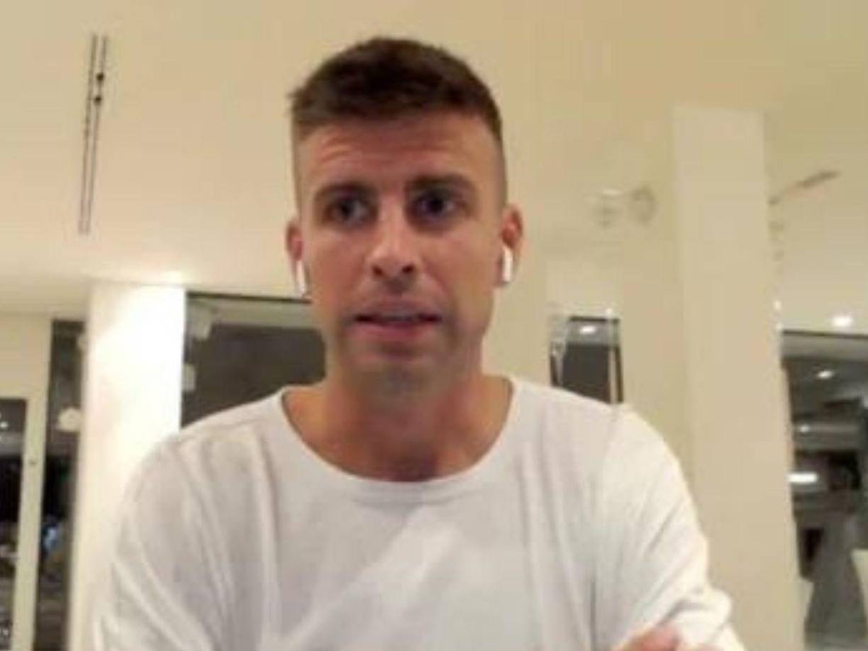 Piqué llevaba puesto un conjunto de pantalón y camisa color beige de la marca Prada que combinó con unos tenis blancos y negro.