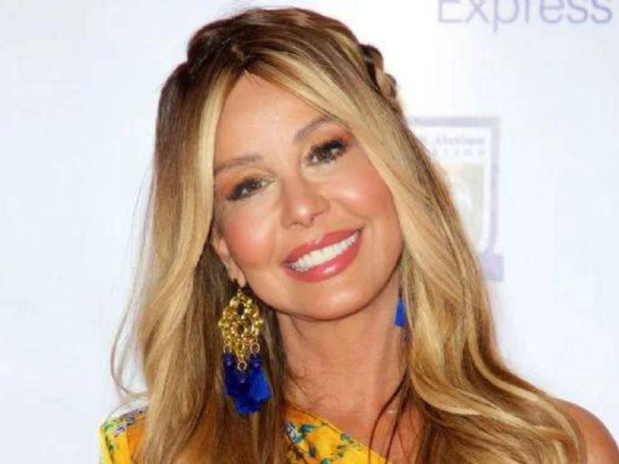 De la de mi amiga”, dijo sobre la diseñadora española Paloma Cuevas, la actual novia de Luis Miguel. “Y no puedo, porque no quiere que nombre a sus niños”, alegó sobre Arámbula.