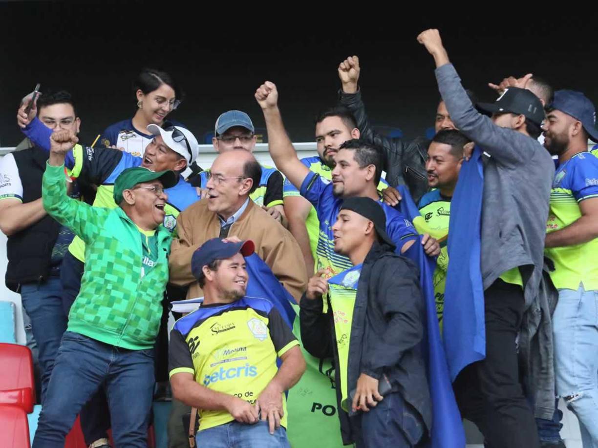 El periodista deportivo Julio César Núñez fue sorprendido por los aficionados del Olancho FC y así se sacaban fotos con el comunicador.