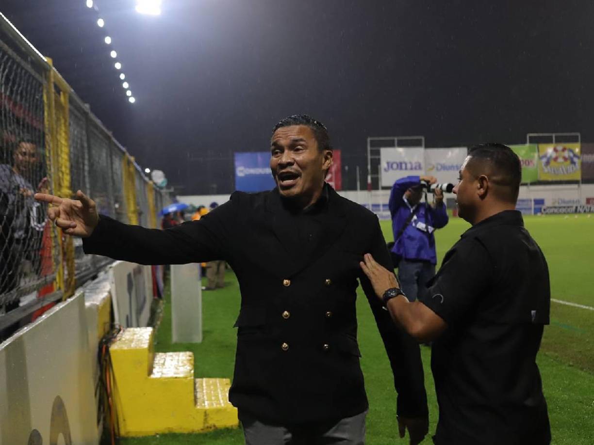 El exseleccionado catracho estuvo presente antes del arranque del partido. 