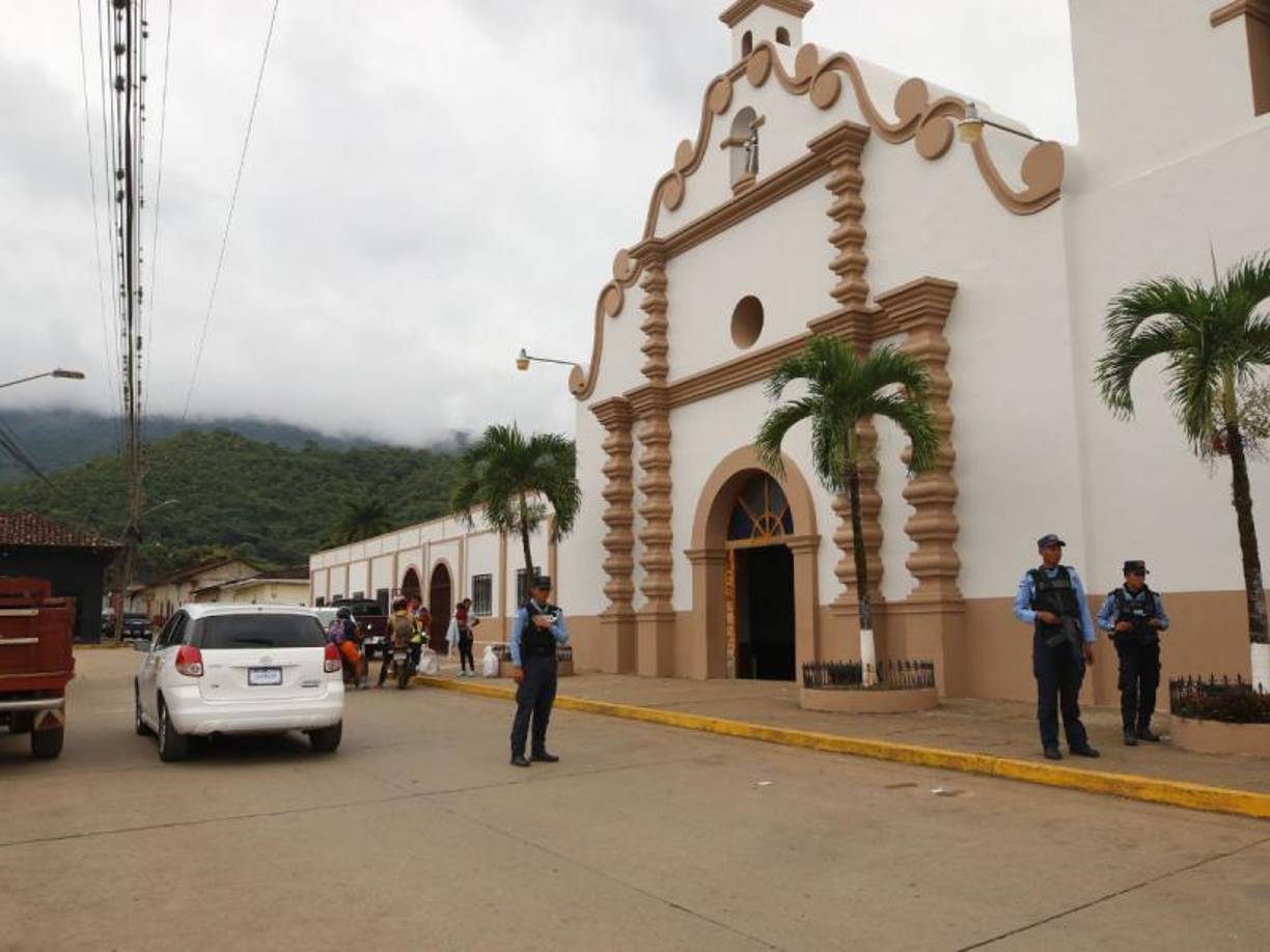 Esta vez, un video obtenido de la cámara de seguridad de una tienda local revela detalles del incidente, que tuvo lugar en las afueras de la iglesia en Catacamas. 