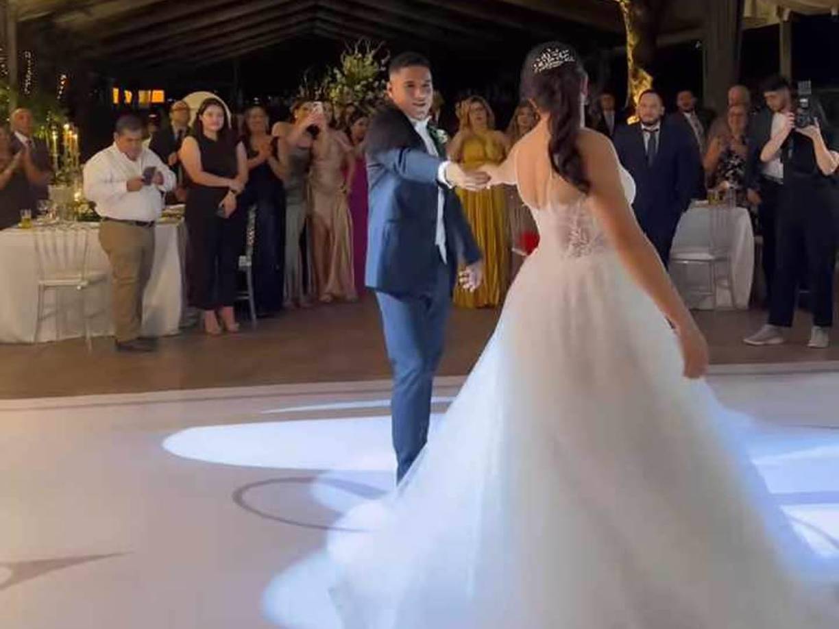 Así fue el bonito baile de Carlos Pineda y Daniela Hernández en su boda.