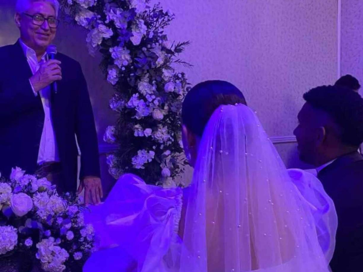 El evento fue privado y se hicieron presentes familiares y amistades cercanas de la periodista y el futbolista hondureño. 