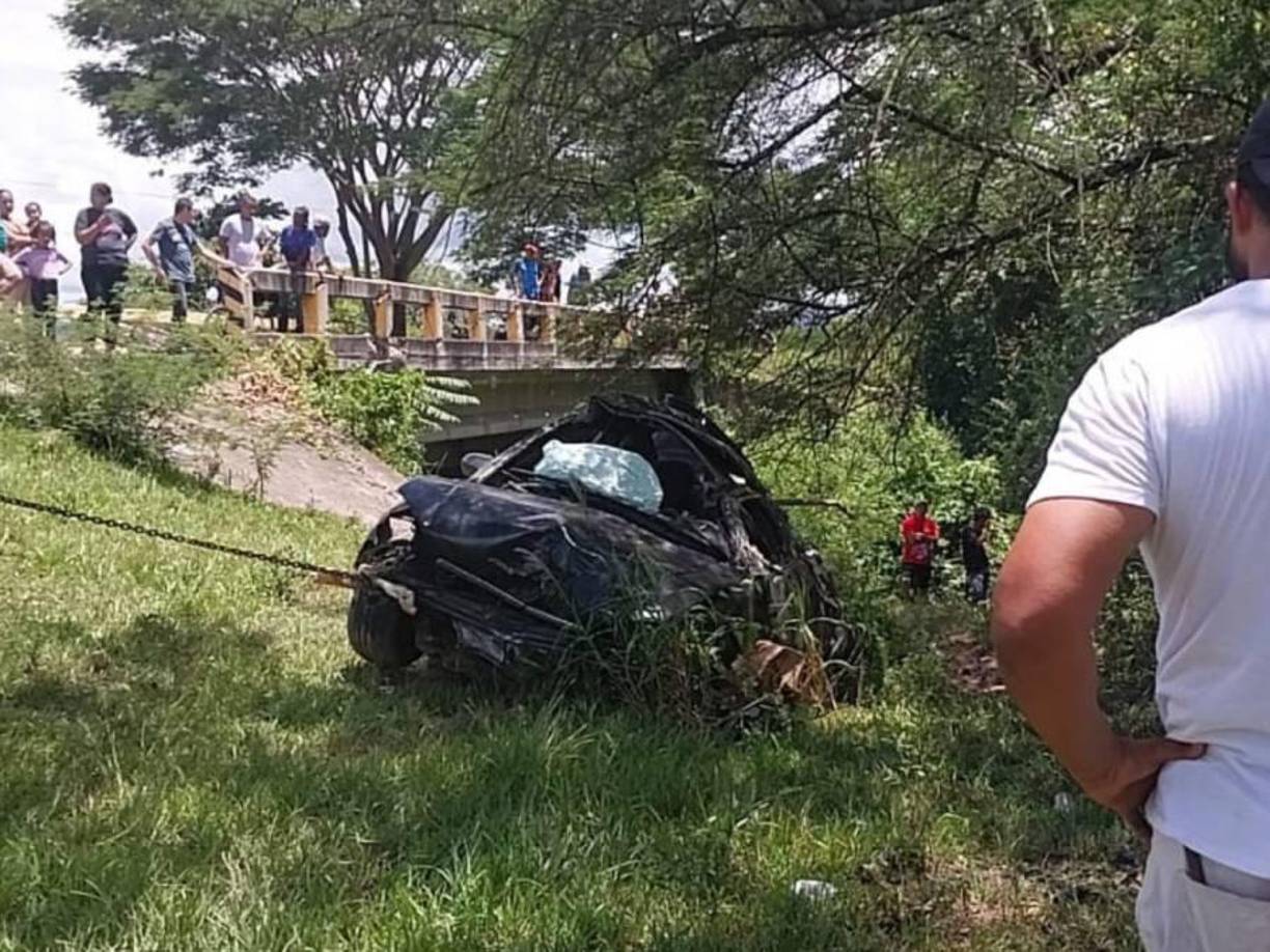 Fue necesaria una grúa para sacar el vehículo de la hondonada a la cual se precipitó. 