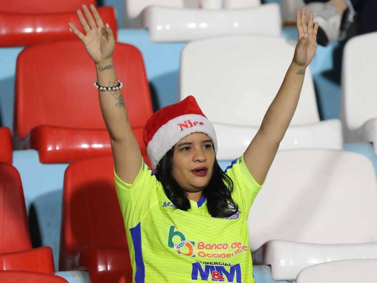Otra seguidora del Olancho FC que además del partido también viven ya vive la Navidad.
