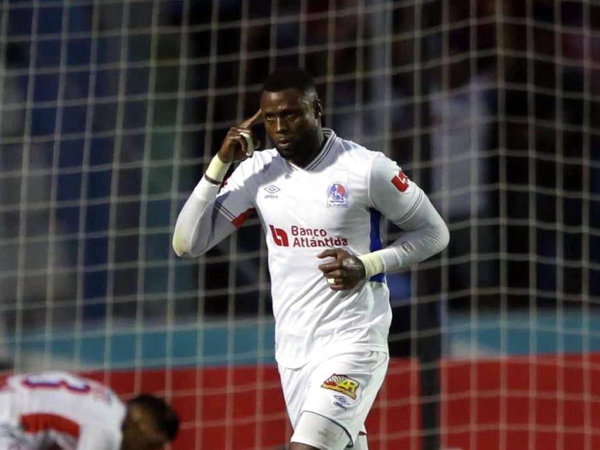 AUSENCIA DE ARBOLEDA Y FALTA DE GOL / La falta de un nueve que tenga presencia de área como la tiene Yustin Arboleda ha hecho mucha falta. Los encargados de cubrir su puesto han sido Jorge Benguché, Jerry Bengtson, Ignacio Colombini, Solano Solani y hasta Michael Chirinos, pero no han arrancado enchufados y entre todos solo han anotado siete tantos.