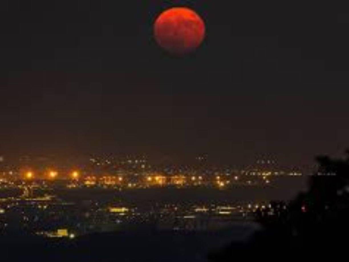 Según las proyecciones, el eclipse lunar parcial estará terminando a las 10:47 p.m. El próximo eclipse lunar será total, el 25 de marzo del 2025.