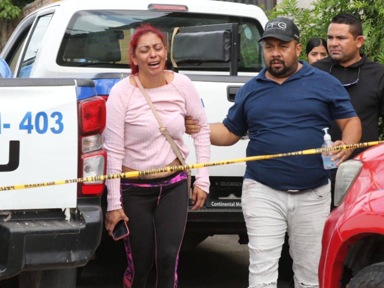 Una desgarradora escena se vivió en la escena del crimen del menor Dennis Alonzo Martínez, quien fue asesinado de varios disparos en la colonia Villa Cristina. Entre llantos y gritos, su madre pidió justicia por su muerte. 