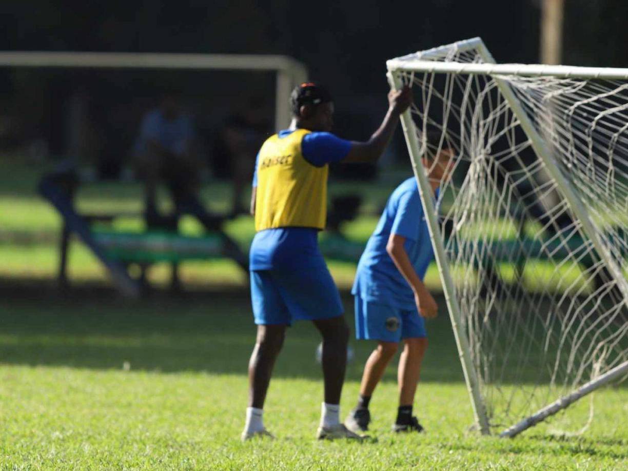 Elis se unirá a las grandes exfiguras de la talla de Cristian Chivu y Petr Cech, que en su momento usaron este protector cuando disputaron partidos de fútbol a nivel profesional.