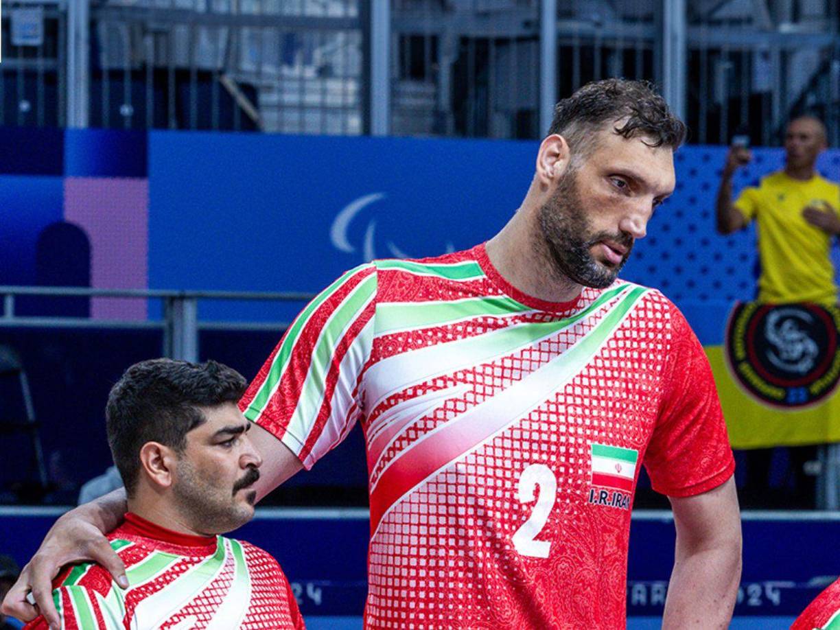 El segundo hombre más alto del mundo se ha viralizado en las redes sociales ya que ha sido obligado a dormir en el piso.