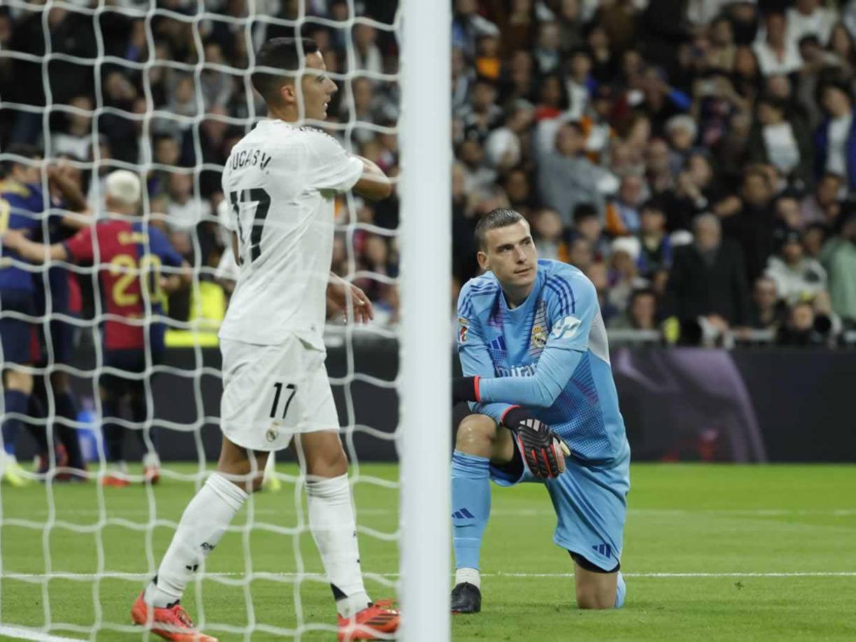Lucas Vázquez y Andriy Lunin, con el rostro triste tras otro gol del Barcelona.