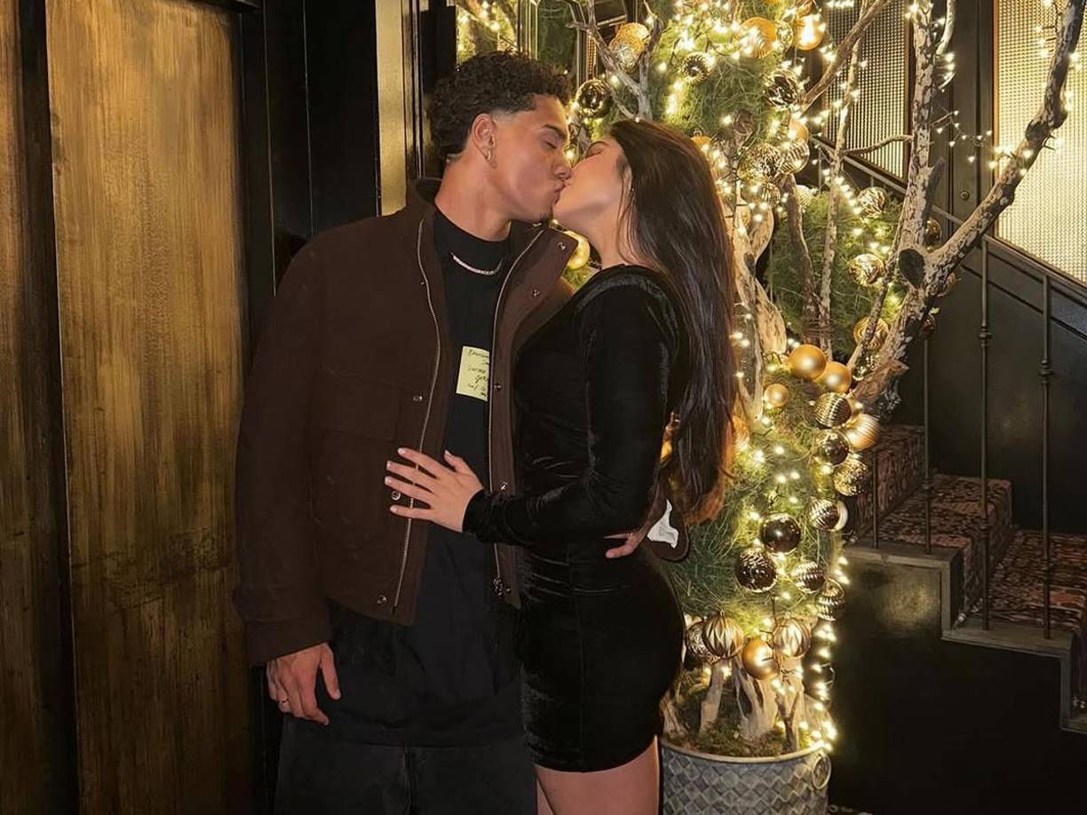 La bella joven respondió a la publicación: “Soy la persona más feliz del mundo contigo también mi amor... ¡Gracias por ser mi mejor compañero, mejor amigo y mejor novio del mundo! Estar a tu lado es un regalo y estoy muy agradecido por los dos. Te quiero”.