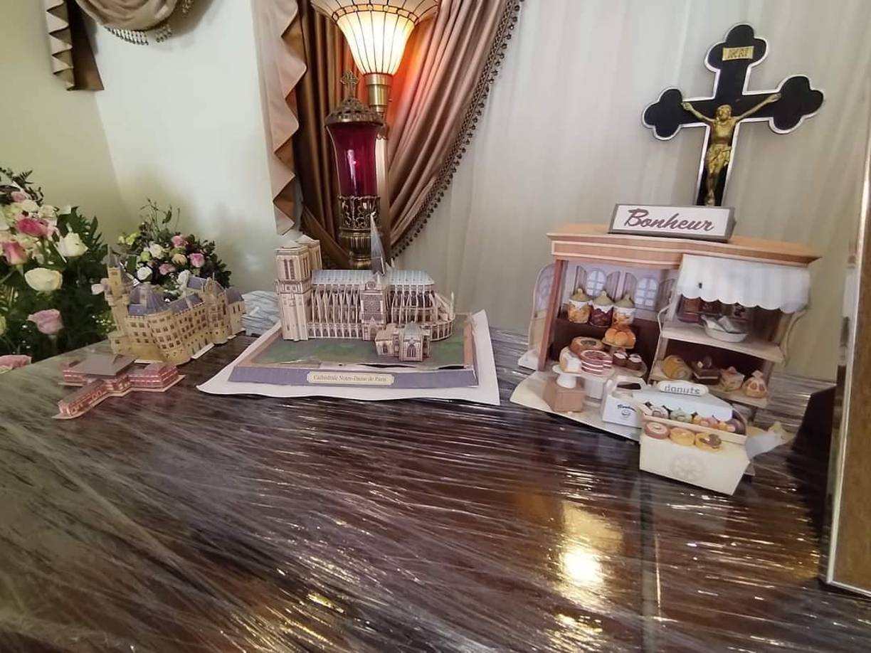 En su última morada le acompañan las maquetas que diseñaba desde que era una niña cuando soñaba con ser arquitecta.